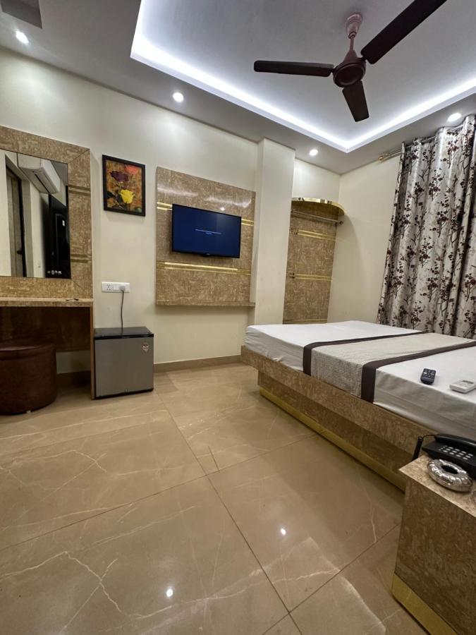 Hotel Mahalaxmi Deluxe New Delhi Exterior photo