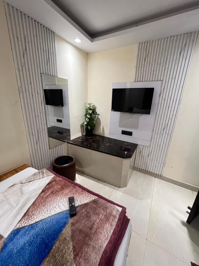 Hotel Mahalaxmi Deluxe New Delhi Exterior photo